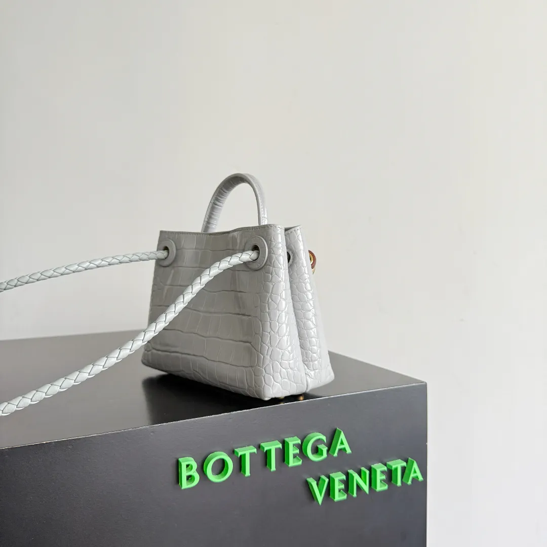 Batch 2880 BOTTEGA VENETA crocodile leather mini andiamo is paired with a four-piece oak hardware set, making the entire bag more layered. As a classic model of the BV family, each innovation brings different surprises to fans. There are three ways to carry it with different makeup. Crocodile skin is called the gold in leather and is famous for its top luxury and rarity. During use, the luster of the crocodile skin will not fade or fade with time. No matter how long it is used, it will still remain new. And because each crocodile skin is different, the effect of each crocodile leather bag is different. Style number: 777614+wood hardware Size: 22*15.5*9cm